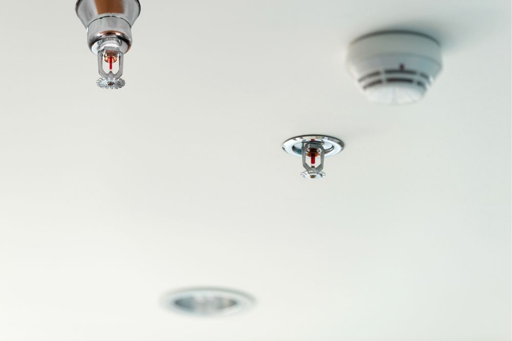 מתזים וספרינקלרים בתקרה