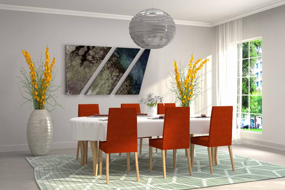 כסאות אדומים בפינת אוכל