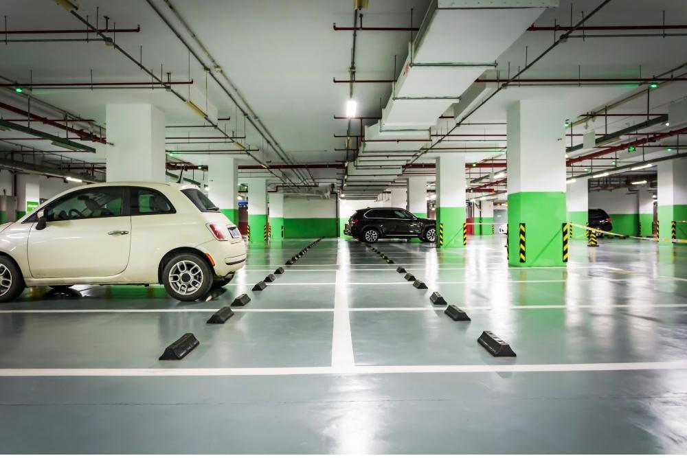 חניון עם רכבים חשמליים