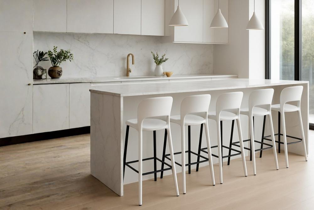 כיסאות בר לבנים